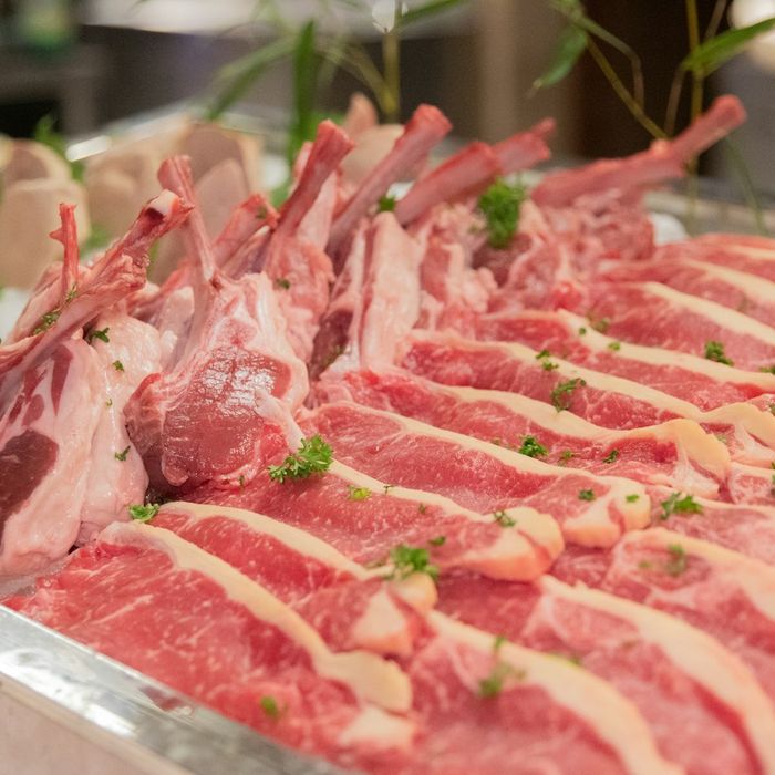 Cortes de carne no balcão
